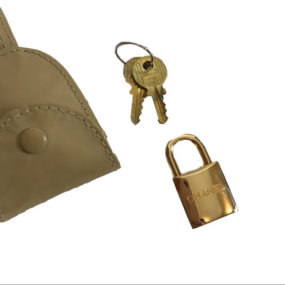 CHANEL Weekender In Signature Beige Rare & Auth - Picture 5 of 8